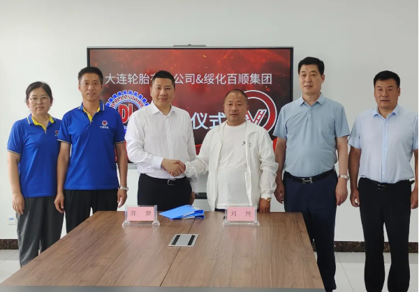 據(jù)了解，雙方合作協(xié)議的內(nèi)容涵蓋了多個領(lǐng)域，從業(yè)務(wù)互補到市場營銷，再到產(chǎn)業(yè)推動，都將展開深度合作。這次合作對雙方而言意義重大。大連輪胎有限公司通過與綏化百順集團的合作，進一步鞏固了在輪胎市場的領(lǐng)導(dǎo)地位，同時也拓展了業(yè)務(wù)范圍。而綏化百順集團則通過與大連輪胎有限公司的合作，更好地保證了車輛制造的品質(zhì)和效率，為公司未來的持續(xù)發(fā)展打下了堅實基礎(chǔ)。