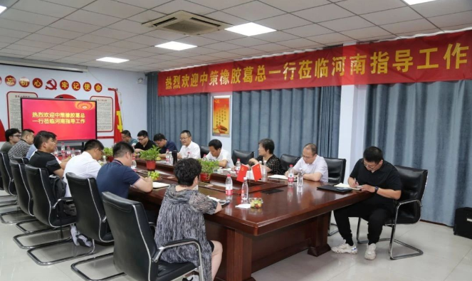豫德隆表示，葛總此次蒞臨豫德隆集團，不僅為企業(yè)帶來了信心，更明確了未來的發(fā)展方向。他鼓勵與會者充分發(fā)揮各自的優(yōu)勢，調(diào)整產(chǎn)銷結(jié)構(gòu)，優(yōu)化管理流程。豫德隆還強調(diào)，跟隨中策橡膠集團，將能夠在中國輪胎行業(yè)中始終走在前列，通過精耕細作、敬業(yè)精神以及團結(jié)合作，推動中策橡膠集團在河南地區(qū)的品牌持續(xù)壯大。