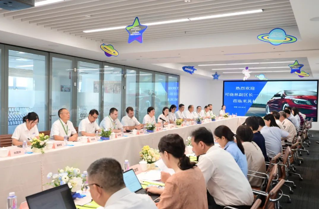 可曉林副區(qū)長提到，目前米其林輪胎一期工程已竣工驗(yàn)收，項(xiàng)目二期工程要在一期的基礎(chǔ)上，打造“超級靈活的綠色、智能、可持續(xù)的未來工廠”，各相關(guān)部門要做好政策解答，與企業(yè)共同研究，合力推動項(xiàng)目平穩(wěn)有序開展。