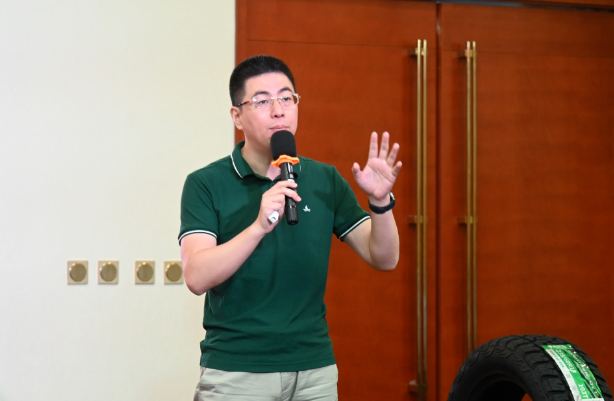 在會議現(xiàn)場，中策橡膠乘用車胎銷售部東北科科長王智學(xué)分享了中策所取得的成績和心得，同時對當(dāng)前市場環(huán)境進行了深入分析，提出了新的工作思路。他強調(diào)，在當(dāng)前激烈的市場競爭下，創(chuàng)新是取勝的關(guān)鍵，只有緊跟市場需求變化，不斷推陳出新，才能在競爭中立于不敗之地。