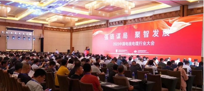 在大會上，萬馬股份代表團認真聆聽了各方專家的報告分享，并積極參與了與行業(yè)同仁的深度交流。他們聚焦了解了線纜制造業(yè)的新趨勢和新格局，同時也掌握了行業(yè)內(nèi)最新的資訊和技術(shù)。