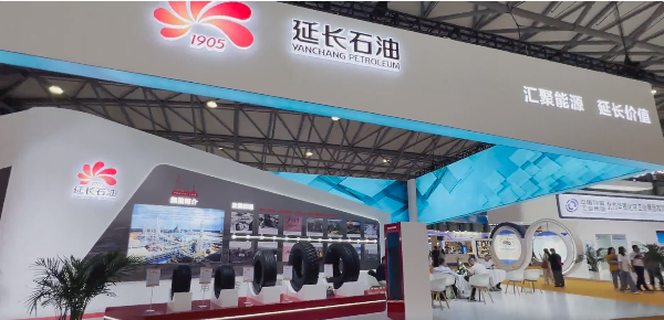 本次展覽會(huì)吸引了眾多橡膠行業(yè)的參展企業(yè)，其中陜西延長(zhǎng)石油西北橡膠有限公司也受邀參展，他們的展區(qū)匯集了各類橡膠制品，包括子午線輪胎和飛機(jī)輪胎等。這些產(chǎn)品的獨(dú)特之處在于它們是由該公司自主研發(fā)和生產(chǎn)的，因此備受觀眾關(guān)注。