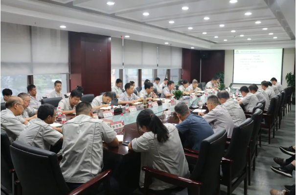 陜西延長石油西北橡膠有限公司于9月11日召開了9月份的工作對(duì)接會(huì)。會(huì)議由西橡公司副總經(jīng)理寧博主持，西橡公司總經(jīng)理兼黨委副書記張航偉也出席并發(fā)表講話。與會(huì)的還包括西橡公司領(lǐng)導(dǎo)班子成員和各單位各部門負(fù)責(zé)人。