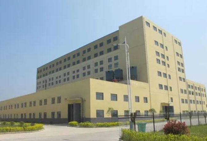 吉馳輪胎成立于2011年，總部位于中國(guó)安徽蚌埠懷遠(yuǎn)經(jīng)濟(jì)開發(fā)區(qū)，占地1000畝。公司專注于高性能半鋼子午線輪胎的研發(fā)、生產(chǎn)和銷售，項(xiàng)目總投資30億元，設(shè)計(jì)產(chǎn)能1200萬套。公司擁有國(guó)內(nèi)外一流的研發(fā)、生產(chǎn)、檢測(cè)設(shè)備，所有主要設(shè)備均來自歐盟、日本等國(guó)的進(jìn)口。