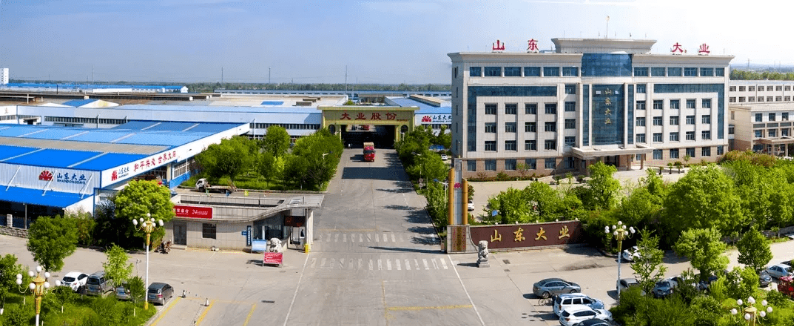 大業(yè)股份的客戶群體廣泛，包括了國(guó)內(nèi)知名的輪胎制造商如中策橡膠、玲瓏輪胎、賽輪輪胎等，還有一些國(guó)際輪胎制造商如米其林、普利司通、固特異等。這個(gè)多元化的客戶群體使得公司在市場(chǎng)上擁有穩(wěn)固的地位。