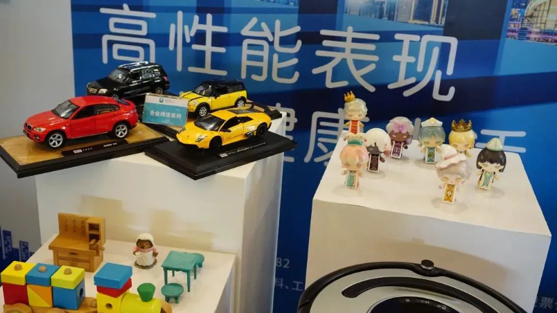 其中，與故宮聯(lián)名的三棵樹展示了中國漆和中國色的魅力，立邦則以科技創(chuàng)新和低碳發(fā)展為主題展示了裝配式節(jié)能裝飾一體化解決方案。紫荊花全方位展示了其品牌及產(chǎn)品實(shí)力，包括家裝涂料、工程涂料、藝術(shù)涂料、玩具涂料、家具涂料、防腐涂料等。