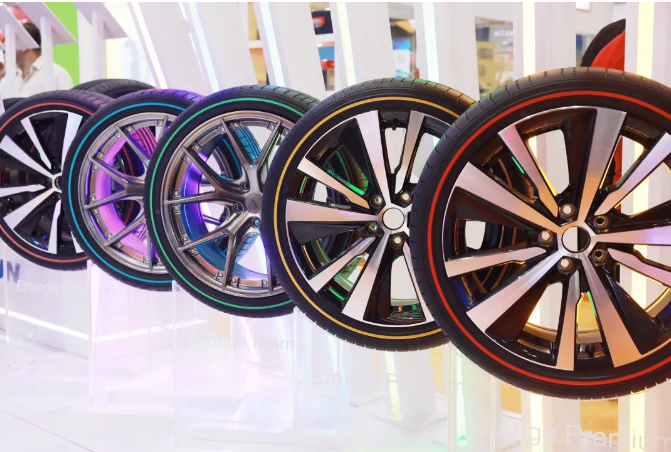 其中，在乘用車輪胎方面，SAILUN Erange Premium私人定制彩邊胎、SAILUN PD11漂移比賽用胎、ROADX品牌 RXQUEST AT21全地形越野輪胎、ROADX品牌RXMOTION U11新升級缺氣保用輪胎、BLACKHAWK HV81靜音棉輪胎、BLACKHAWK品牌HISCEND-H HV61城市越野輪胎、DYNAMO品牌STREET-H MU71超高性能轎車輪胎、ROVELO品牌Mo<i></i>ntare HT RV08 城市公路越野輪胎等紛紛亮相。特別是彩邊胎，采用了EcoPoint3技術(shù)，被業(yè)內(nèi)譽為突破性的技術(shù)創(chuàng)新，不僅縮短了剎車距離和降低輪胎噪音，還提高了車輛續(xù)航里程，為現(xiàn)場觀眾帶來了一場技術(shù)盛宴。