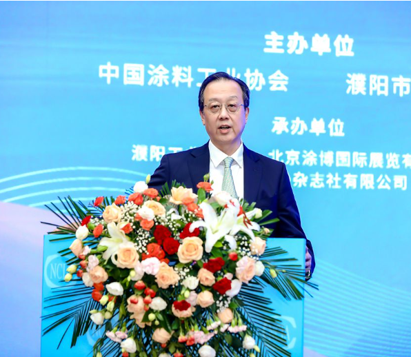 由中國涂料工業(yè)協(xié)會(huì)和濮陽市人民政府合作舉辦的“2023亞太國際涂料產(chǎn)業(yè)發(fā)展大會(huì)”于近日在河南省濮陽市盛大召開。會(huì)議的主題為“合作發(fā)展，共塑未來”，旨在推動(dòng)涂料行業(yè)朝著綠色可持續(xù)發(fā)展的方向邁進(jìn)，并探討涂料工業(yè)新材料和新技術(shù)的應(yīng)用與發(fā)展機(jī)遇。  大會(huì)期間，立邦投資有限公司副董事長(zhǎng)楊思成發(fā)表了主題為“用于科技創(chuàng)新 實(shí)踐低碳發(fā)展”的精彩演講。