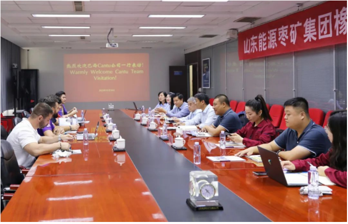 接下來，雙方就深化合作的相關(guān)事宜進行了深入交流與討論。  宋二華表示，豐源輪胎公司將盡最大努力為Cantu公司提供更高品質(zhì)的產(chǎn)品和更優(yōu)質(zhì)的服務(wù)。他希望這次交流成為雙方進一步加強合作與發(fā)展的契機，實現(xiàn)互利共贏。
