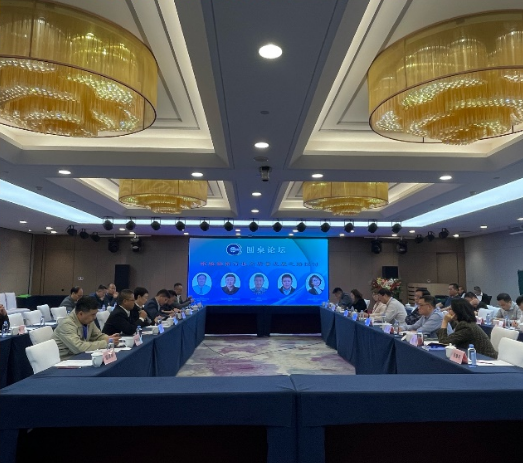 會(huì)議結(jié)束后，與會(huì)代表前往鄭州萬(wàn)通汽車(chē)輪胎股份有限公司進(jìn)行了實(shí)地參觀(guān)考察，深入了解了該公司在輪胎翻新領(lǐng)域的最新技術(shù)和生產(chǎn)設(shè)施。