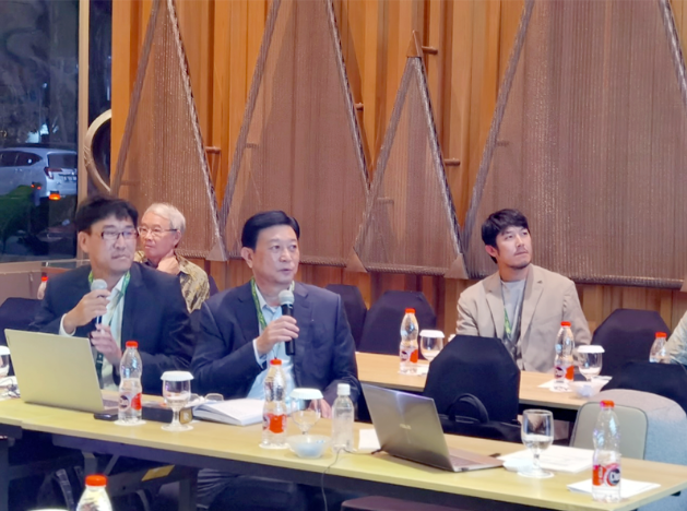 當(dāng)天下午，劉普軍一行再次聚集在世界涂料理事會(huì)(WCC)亞洲區(qū)域線上報(bào)告會(huì)，劉普軍繼續(xù)關(guān)注中國涂料行業(yè)的發(fā)展，為與會(huì)代表呈現(xiàn)了發(fā)展報(bào)告。