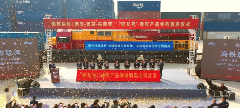 這次“延長號”海鐵聯(lián)運專列的首發(fā)，得益于延長石油依托西安國際港務(wù)區(qū)平臺，充分發(fā)揮中遠海運物流優(yōu)勢，進一步延伸企業(yè)服務(wù)鏈條，提升客戶體驗，以此擴大“一帶一路”沿線業(yè)務(wù)規(guī)模的具體實踐。