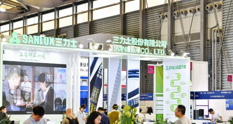 在本次展會期間，三力士展區(qū)吸引了來自國內(nèi)外的上千名客戶，眾多廠家和經(jīng)銷商前來咨詢和洽談。公司的10名內(nèi)外銷客戶經(jīng)理和技術(shù)人員全天候提供咨詢服務(wù)，與近10位來自俄羅斯、巴西、意大利等國的國外客戶以及近5家國內(nèi)配套廠初步達(dá)成了合作意向。