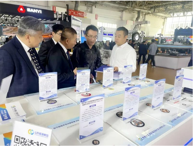 第二十屆中國國際煤炭采礦技術交流及設備展覽會在北京中國國際展覽中心圓滿收官。本次展會上，山東兗礦集團長龍電纜制造有限公司展示了多項電纜產品，這些產品亮相于東華重工展臺，吸引了能源集團和東華重工的多位領導前來參觀指導。