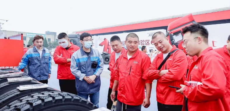 在接下來的環(huán)節(jié)中，中策橡膠銷售公司副總經理丁雨波為六大品牌全國新銳10強門店頒發(fā)了獎項。會上，來自工廠的專家和最強新銳冠軍門店代表也發(fā)表了演講，分享了他們的經驗和方法。