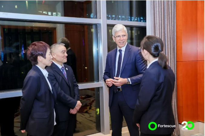 寶通科技與Fortescue me<i></i>tals Group的合作關系深厚，董事長包志方曾多次率團前往澳大利亞，與Fortescue在珀斯總部和黑德蘭港等地進行密切交流，留下了寶通交流團的足跡。Fortescue的現(xiàn)場團隊對寶通的技術和產(chǎn)品表示高度贊譽。在2023年，F(xiàn)ortescue的各團隊共三次前來寶通進行訪問，雙方就寶通全球化的現(xiàn)場服務以及新技術應用展開了更深入的探討。特別是在綠色生產(chǎn)和碳中和方面，寶通科技與Fortescue都堅定地擁有相同的理念和目標。