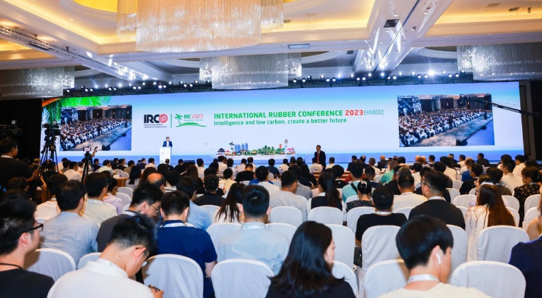 以“智能低碳，共創(chuàng)美好未來”為主題的2023年國際橡膠會議在?？诔晒φ匍_，此次為期三天的盛會吸引了來自約20個國家和地區(qū)的近千位嘉賓和代表參與，共同探討橡膠產(chǎn)業(yè)的發(fā)展趨勢、綠色轉(zhuǎn)型、產(chǎn)業(yè)結(jié)構(gòu)調(diào)整優(yōu)化以及橡膠工業(yè)的最新技術(shù)進展等重要議題。江蘇興達鋼簾線有限公司副總經(jīng)理兼營銷中心總經(jīng)理劉濤親自帶隊出席。
